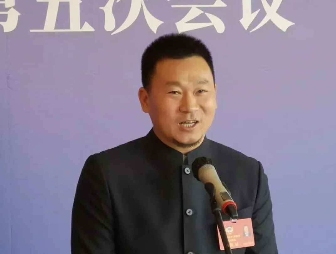 为进一步展示市政协团结、民主、开放、自信的形象，向市民和网友展示政协委员的履职风采，中山市政协十二届五次会议在2月4日上午开幕前开设“委员通道”，市政协委员、厦门昊然社会责任项目有限公司公司总经理陈朝阳走进“委员通道”，回应社会关切的问题。他就如何做好城市应急管理规划的问题进行发言，并回答记者提问。.jpg